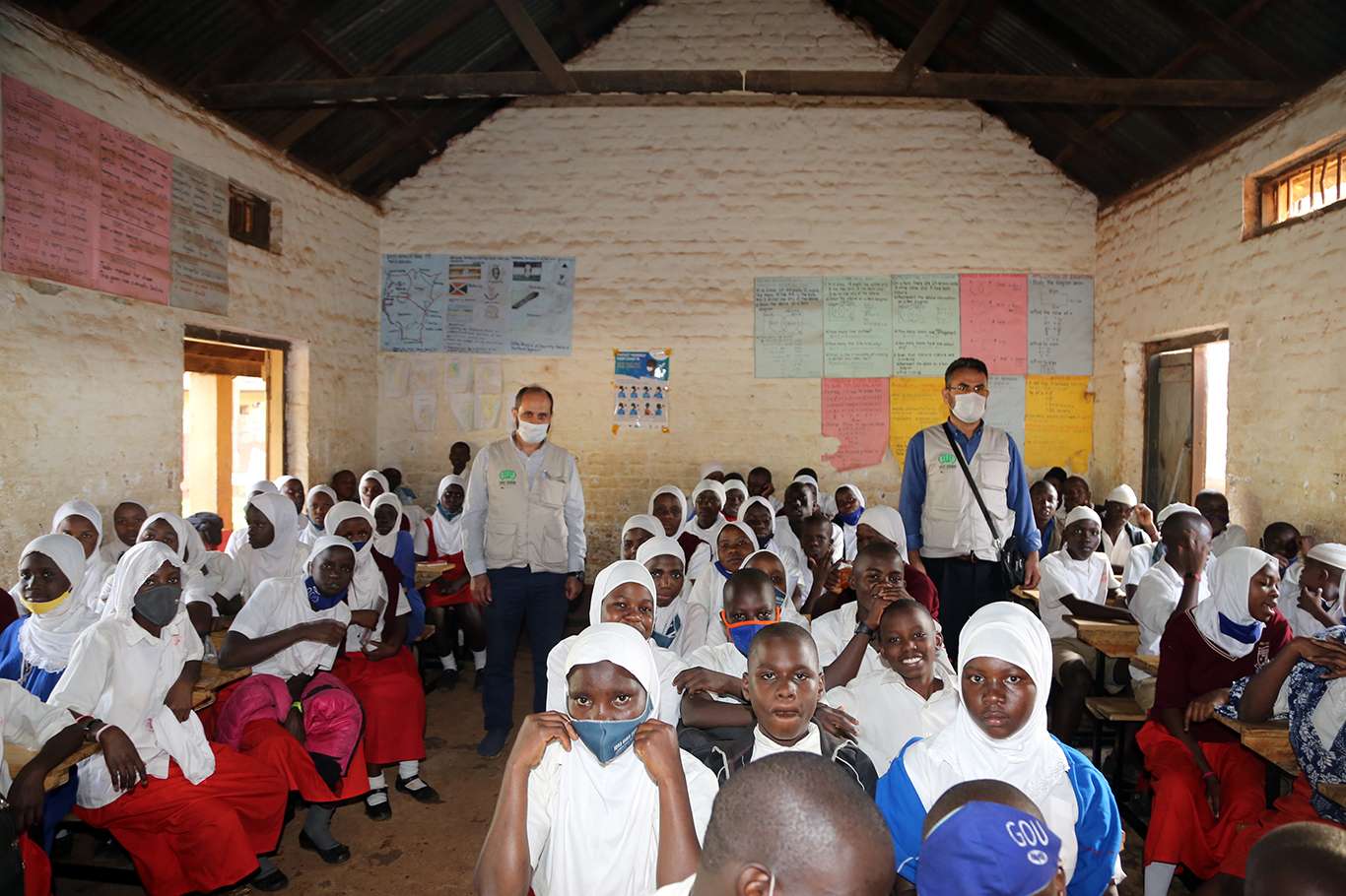Uganda'da sıra eksiği bulunan okulun imdadına Umut Kervanı yetişti Uganda'da sıra eksiği bulunan okulun imdadına Umut Kervanı yetişti